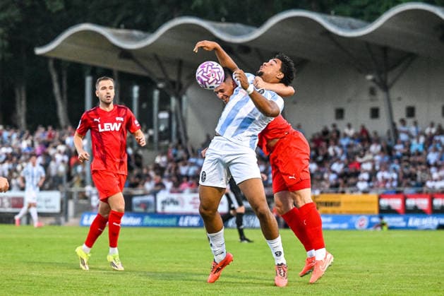 August 14, 2026, GER, Soccer, Men s, Bavarian Regional League, FC Memmingen vs. TSV 1860 Munich, Battle for the ball, Jakob Gräser (Memmingen), 3, Arian Ortivero Calderon (Munich), 12, Max Zeller (Memmingen), 2, in the background, Memmingen at ArenaPark, Bavaria, Germany Copyright: xNordphotox xHafnerx