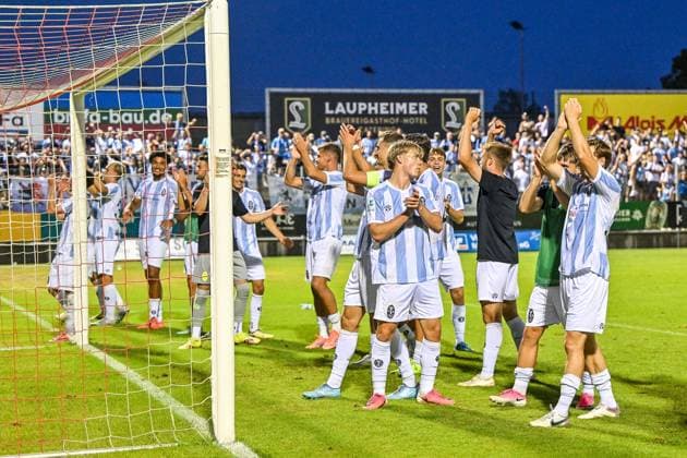 August 14, 2026, Germany, Soccer, Men s, Bavarian Regional League, FC Memmingen vs. TSV 1860 Munich: TSV 1860 players celebrate with their fans after the game at ArenaPark in Memmingen, Bavaria, Germany Copyright: xNordphotox xHafnerx