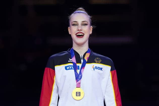 Rhythmic Gymnastics World Championships Award Ceremony: World Champion Darja Varfolomeev, Germany Rhythmic Gymnastics World Championships from August 11 to 16 at the Festhalle in Frankfurt am Main Individual All-Around Final, Places 1 through 9, Frankfurt am Main, Hesse, Germany, Festhalle