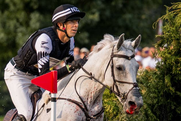 August 15, 2026: Clarke Johnstone of New Zealand with his horse Rocket Man, with blood on the mule, during the Eventing Cross Country on Day 5 of the 2026 FEI World Championships on August 15, 2026 in Aachen. Photo by Emma Wallskog. BILDBYRAN code EW EW0685 equestrian sports riding 2026 World Championships 2026 FEI World Championships bbeng equestrian sports World Championships eventing cross-country riding cross-country injury blood  Copyright: EMMAxWALLSKOG BB260815EW003