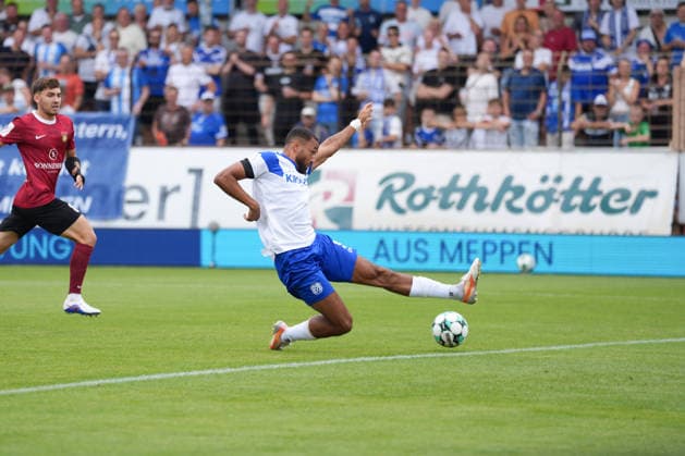 German Soccer, 3rd Division, Matchday 2, Hänsch Arena, SV Meppen vs. SG Sonnenhof Großaspach; Cyrill Akono (SV Meppen) narrowly misses the mark by 9 Copyright: xMichelxWittex
