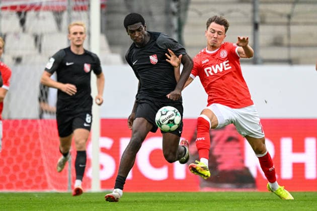 From left: Kwasi Wriedt (Havelse 11) and Noah Pesch (Essen 11) in a one-on-one battle, August 15, 2026 ¢ Soccer ¢ Rot Weiss Essen vs. TSV Havelse, Essen Stadium, Essen, DFB DFL regulations prohibit any use of photographs as image sequences and or quasi-video NRW Germany Copyright: xpepphotox xHorstxMauelshagenx pep00321, pep_20260815_hm_397540