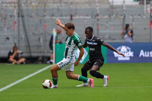 August 26, 2015, GER, Soccer, 1. Bundesliga Men, Friendly Match, Fan Day 2026, 2026–2027 Season, Weserstadion, SV Werder Bremen vs. AJ Auxerre Olivier Deman of SV Werder Bremen 02 in a tackle against Lamine Sy of AJ Auxerre 27 Photo: nordphoto GmbH Tauchnitz DFB REGULATIONS PROHIBIT ANY USE OF PHOTOGRAPHS AS IMAGE SEQUENCES AND OR QUASI-VIDEO Bremen Weserstadion, Bremen, Germany Copyright: xnordphotoxGmbHx xTauchnitzx