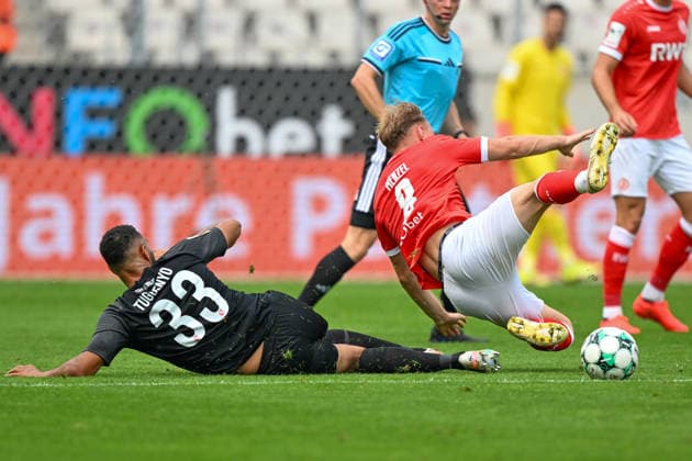 Jesse Tugbenyo of Havelse (33) scores against Tony Menzel of Essen (8) on August 15, 2026 ¢ Soccer ¢ Rot Weiss Essen vs. TSV Havelse, Essen Stadium, Essen, DFB and DFL regulations prohibit any use of photographs as image sequences and or quasi-video. NRW, Germany Copyright: xpepphotox xHorstxMauelshagenx pep00321, pep_20260815_hm_398129