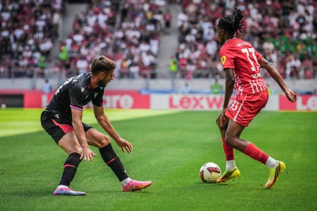 Friendly Match: SC Freiburg vs. Crystal Palace, August 15, 2026. A tackle between Oscar Mingueza (Crystal Palace, 30) and Jordy Makengo (SC Freiburg), 33 Friendly match: SC Freiburg vs. Crystal Palace, Europa-Park Stadium, August 15, 2026. DFB and DFL regulations prohibit any use of photographs as image sequences and or quasi-video. Copyright: xBEAUTIFULxSPORTS Boscox