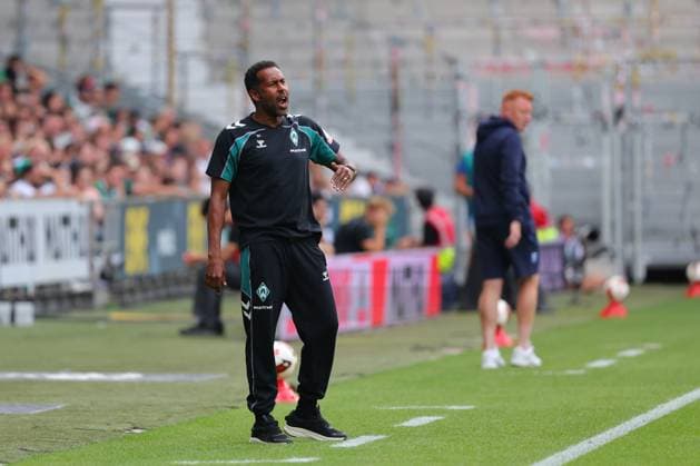 August 26, 2015, GER, Soccer, 1st Bundesliga Men, Friendly Match, Fan Day 2026, 2026–2027 Season, Weserstadion, SV Werder Bremen vs. AJ Auxerre Coaching Zone, Sideline, Coaches’ Area, Technical Zone; Coach Daniel Thioune of SV Werder Bremen gives instructions, gesturing and shouting. Photo: nordphoto GmbH Tauchnitz. DFB regulations prohibit any use of photographs as image sequences and or quasi-videoEO Bremen Weserstadion Bremen Germany Copyright: xnordphotoxGmbHx xTauchnitzx
