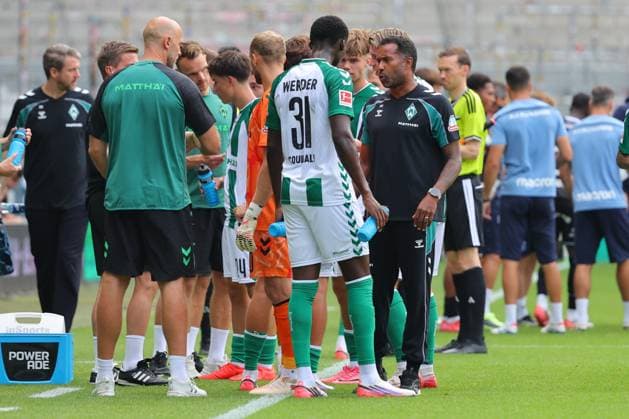 August 26, 2015, GER, Soccer, Men s First Division, Friendly Match, Fan Day 2026, 2026–2027 Season, Weserstadion, SV Werder Bremen vs. AJ Auxerre Water break Coaching zone Sideline Coaches’ area Technical zone Coach Daniel Thioune, SV Werder Bremen, and Karim Coulibaly, SV Werder Bremen 31 Photo: nordphoto GmbH Tauchnitz DFB REGULATIONS PROHIBIT ANY USE OF PHOTOGRAPHS AS IMAGE SEQUENCES AND OR QUASI-VIDEO Bremen, Weserstadion, Bremen, Germany Copyright: xnordphotoxGmbHx xTauchnitzx