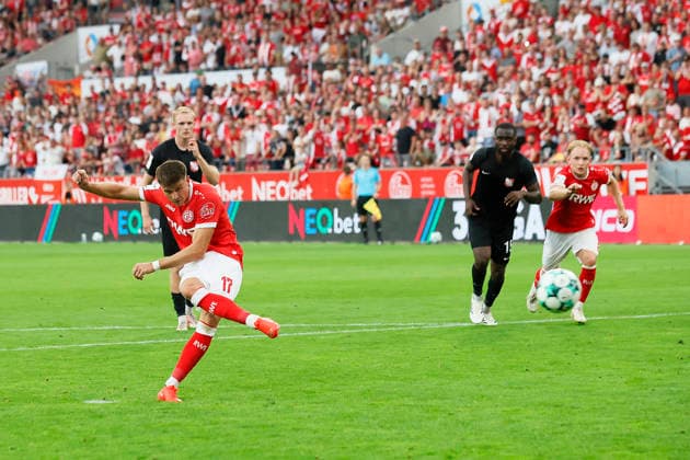 Soccer, 3rd Division, Matchday 02: Rot Weiss Essen vs. TSV Havelse on August 15, 2026, at the Hafenstraße Stadium in Essen; Semir Telalovic (Rot Weiss Essen) scored a penalty kick