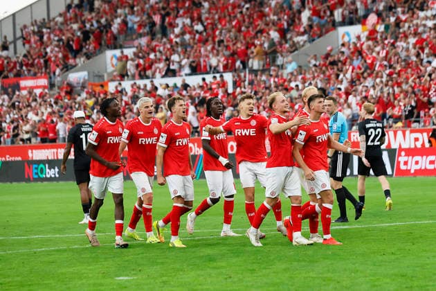 Soccer, 3rd Division, Matchday 02: Rot Weiss Essen vs. TSV Havelse on August 15, 2026, at the Hafenstraße Stadium in Essen. Goal celebration by Rot Weiss Essen s Semir Telalovic. Rot Weiss Essen