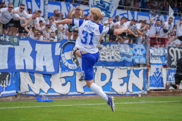 German Soccer, 3rd Division, Matchday 2, Hänsch Arena, SV Meppen vs. SG Sonnenhof Großaspach; Goal by Luca Prasse (SV Meppen) in the 31st minute, followed by goal celebrations Copyright: xMichelxWittex