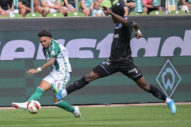 Cross by Justin Njinmah, SV Werder Bremen 11, SV Werder Bremen vs. AJ Auxerre, soccer, Bundesliga, friendly match, August 15, 2026. DFB regulations prohibit any use of photographs as image sequences and or quasi-video. Bremen, Bremen, Germany Copyright: xkolbert-press BurghardxSchreyerx