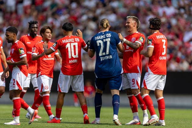 GER, Mainz, Soccer, Friendly Match, FSV Mainz 05 vs. AFC Bournemouth (pictured, from left): Nadiem Amiri (FSV Mainz 05, 10), Robin Zentner (FSV Mainz 05, 27), Phillip Tietz, FSV Mainz 05 09, goal celebration 15 08 2026, MEWA Arena, Mainz. DFL and DFB regulations prohibit any use of photographs as image sequences and or quasi-video, Copyright: HMBxMedia PaulxFritz