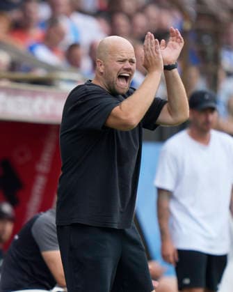 August 15, 2026, Hänsch Arena, Meppen, GER, 3. Liga, Matchday 2: SV Meppen vs. SG Sonnenhof Großaspach, Lucas Beniermann, coach of SV Meppen, claps. DFL REGULATIONS PROHIBIT ANY USE OF PHOTOGRAPHS AS IMAGE SEQUENCES AND OR QUASI-VIDEO. Meppen, Lower Saxony, Hänsch Arena