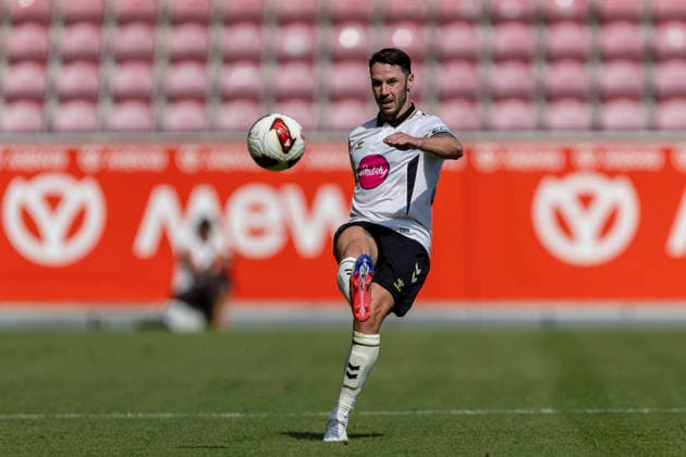 GER, Mainz, Soccer, Friendly Match, FSV Mainz 05 vs. AFC Bournemouth (pictured, from left): Adam Smith, AFC Bournemouth 15, in action with the ball, August 15, 2026, MEWA Arena Mainz. DFL and DFB regulations prohibit any use of photographs as image sequences and or quasi-video, Copyright: HMBxMedia PaulxFritz