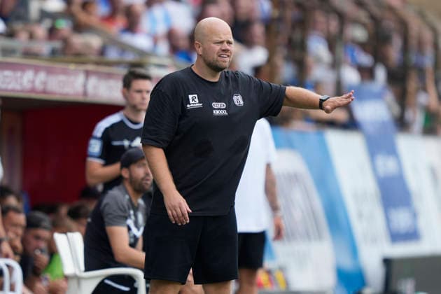 August 15, 2026, Hänsch Arena, Meppen, GER, 3rd Division, Matchday 2: SV Meppen vs. SG Sonnenhof Großaspach, Lucas Beniermann, coach of SV Meppen, gives instructions. DFL REGULATIONS PROHIBIT ANY USE OF PHOTOGRAPHS AS IMAGE SEQUENCES AND OR QUASI-VIDEO. Meppen, Lower Saxony, Hänsch Arena