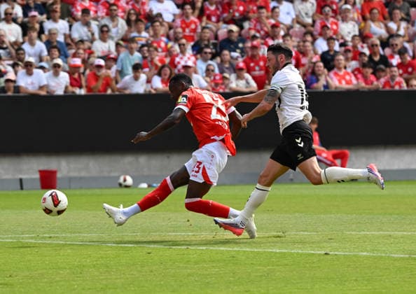August 15, 2026, xsltx, Soccer Friendly, FSV Mainz 05 vs. AFC Bournemouth: After a long throw-in by Robin Zentner (1, FSV Mainz 05), Sheraldo Becker (1, FSV Mainz 05) outruns Adam Smith (AFC Bournemouth) and scores to make it 1–0. DFL and DFB regulations prohibit any use OF PHOTOGRAPHS AS IMAGE SEQUENCES AND OR QUASI-VIDEO