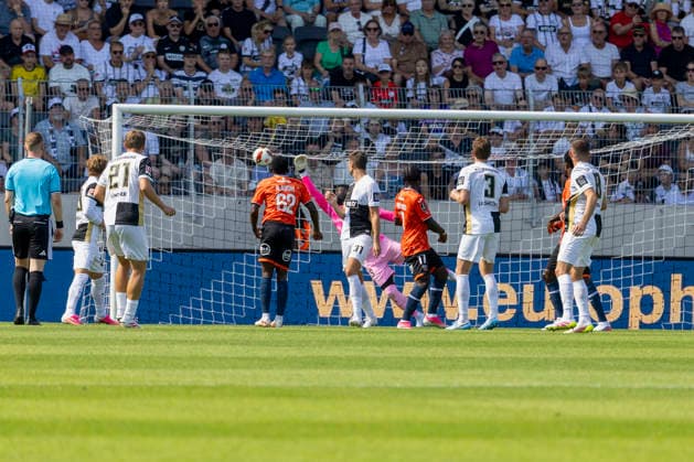 Pictured: The goal that made it 1–0; FC Lorient goalkeeper Yvon Mvogo, 38, had no chance; August 15, 2026, 1 Bundesliga, Friendly Match, SV 07 Elversberg vs. FC Lorient, Germany, Elversberg, URSAPHARM Arena, DFL REGULATIONS PROHIBIT ANY USE OF PHOTOGRAPHS AS IMAGE SEQUENCES AND OR QUASI-VIDEO Copyright: HMBxMedia xJulienxBecker
