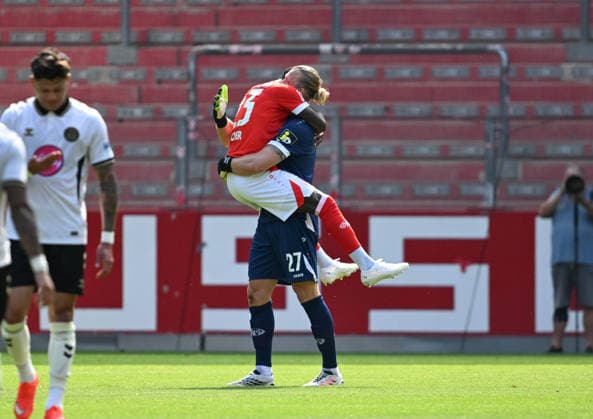 August 15, 2026, xsltx, Soccer Friendly, FSV Mainz 05 vs. AFC Bournemouth, Sheraldo Becker 1, FSV Mainz 05 thanks Robin Zentner 1, FSV Mainz 05 for the assist on the 1–0 goal. DFL DFB REGULATIONS PROHIBIT ANY USE OF PHOTOGRAPHS AS IMAGE SEQUENCESENCES and or QUASI-VIDEO