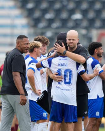 August 15, 2026, Hänsch Arena, Meppen, GER, 3rd Division, Matchday 2: SV Meppen vs. SG Sonnenhof Großaspach, Lucas Beniermann, coach of SV Meppen, hugs Niclas Nadj of SV Meppen (age 40); on the left is Olufemi Smith, sporting director of SV Meppen. DFL regulations prohibit any use of photographs as image sequences and or quasi-video. Meppen, Lower Saxony, Hänsch Arena
