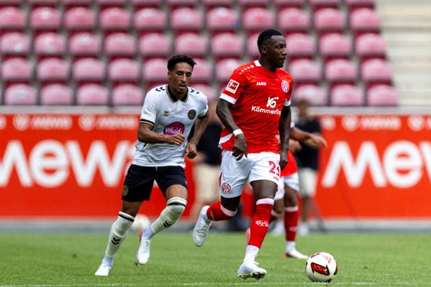 GER, Mainz, Soccer, Friendly Match, FSV Mainz 05 vs. AFC Bournemouth (pictured, from left): Marcus Tavernier (AFC Bournemouth, 16), Sheraldo Becker (FSV Mainz 05, 23), tackle, August 15, 2026, MEWA Arena, Mainz. DFL and DFB regulations prohibit any use of photographs as image sequences and or quasi-video, Copyright: HMBxMedia PaulxFritz