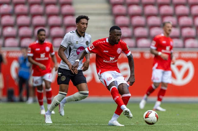 GER, Mainz, Soccer, Friendly Match, FSV Mainz 05 vs. AFC Bournemouth (pictured, from left): Marcus Tavernier (AFC Bournemouth, 16), Sheraldo Becker (FSV Mainz 05, 23), tackle, August 15, 2026, MEWA Arena, Mainz. DFL and DFB regulations prohibit any use of photographs as image sequences and or quasi-video, Copyright: HMBxMedia PaulxFritz