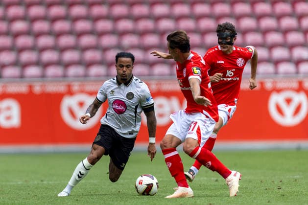 GER, Mainz, Soccer, Friendly Match, FSV Mainz 05 vs. AFC Bournemouth (pictured, from left): Justin Kluivert (AFC Bournemouth, 19), in action with the ball; Dominik Kohr (FSV Mainz 05, 31), Fabio Gruber, FSV Mainz 05, No. 03, August 15, 2026, MEWA Arena, Mainz. DFL and DFB regulations prohibit any use of photographs as image sequences and or quasi-video, Copyright: HMBxMedia PaulxFritz