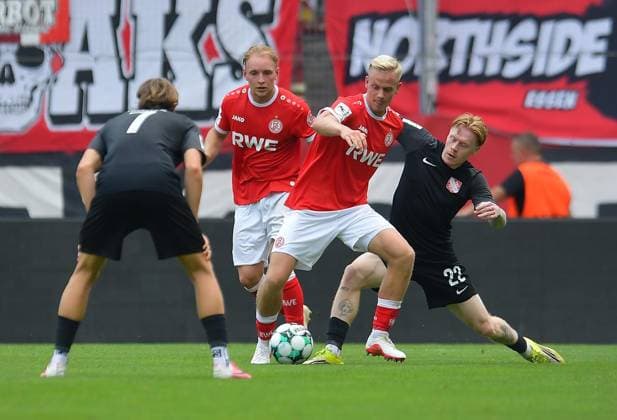 Rot Weiss Essen vs. TSV Havelse ** FOR EDITORIAL USE ONLY ** EDITORIAL USE ONLY ** p Soccer 3rd Division, Matchday 2: Rot Weiss Essen vs. TSV Havelse on August 15, 2026, at the Stadion an der Hafenstrasse in Essen. Marc Richter (TSV Havelse), left: Janne Sietan, Rot-Weiss Essen; center: Leon Sommer-Deiss, TSV Havelse; right: Essen, North Rhine-Westphalia, Germany. Copyright ThorstenxTillmann Copyright: ThorstenxTillmann doc87655squio11a55duo5h ,EDITORIAL USE ONLY Copyright: ThorstenxTillmann