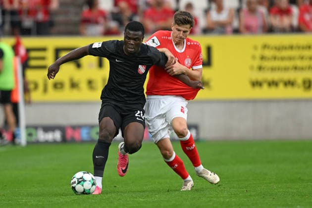 From left: Alexander Guiddir (Havelse 2) and Michael Kostka (Essen 2) in a one-on-one battle, August 15, 2026 ¢ Soccer ¢ Rot Weiss Essen vs. TSV Havelse, Essen Stadium, Essen, DFB DFL regulations prohibit any use of photographs as image sequences and or quasi-video. NRW, Germany Copyright: xpepphotox xHorstxMauelshagenx pep00321, pep_20260815_hm_398824