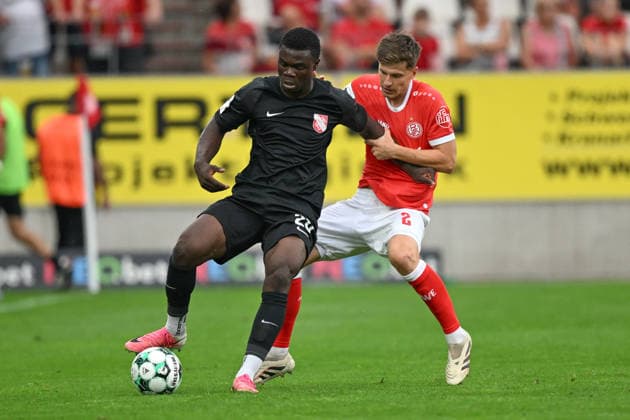 From left: Alexander Guiddir (Havelse 2) and Michael Kostka (Essen 2) in a one-on-one battle, August 15, 2026 ¢ Soccer ¢ Rot Weiss Essen vs. TSV Havelse, Essen Stadium, Essen, DFB DFL regulations prohibit any use of photographs as image sequences and or quasi-video. NRW, Germany Copyright: xpepphotox xHorstxMauelshagenx pep00321, pep_20260815_hm_398828