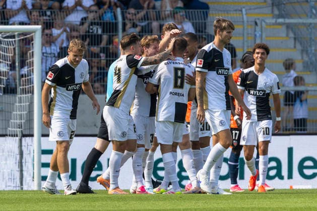 Pictured: SV Elversberg players celebrating after scoring the 1-0 goal on August 15, 2026, 1st Bundesliga, Friendly Match, SV 07 Elversberg vs. FC Lorient, Germany, Spiesen Elversberg, URSAPHARM Arena, DFL REGULATIONS PROHIBIT ANY USE OF PHOTOGRAPHS AS IMAGE SEQUENCES AND OR QUASI-VIDEO Copyright: HMBxMedia xJulienxBecker