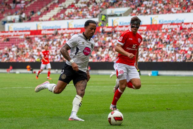 GER, Mainz, Soccer, Friendly Match, FSV Mainz 05 vs. AFC Bournemouth (pictured, from left): Justin Kluivert (AFC Bournemouth 19), Fabio Gruber (FSV Mainz 05 03), tackle on August 15, 2026, MEWA Arena, Mainz. DFL and DFB regulations prohibit any use of photographs as image sequences and or quasi-video, Copyright: HMBxMedia PaulxFritz