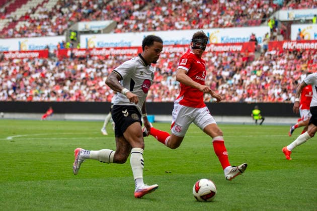 GER, Mainz, Soccer, Friendly Match, FSV Mainz 05 vs. AFC Bournemouth (pictured, from left): Justin Kluivert (AFC Bournemouth 19), Fabio Gruber (FSV Mainz 05 03), tackle on August 15, 2026, MEWA Arena, Mainz. DFL and DFB regulations prohibit any use of photographs as image sequences and or quasi-video, Copyright: HMBxMedia PaulxFritz