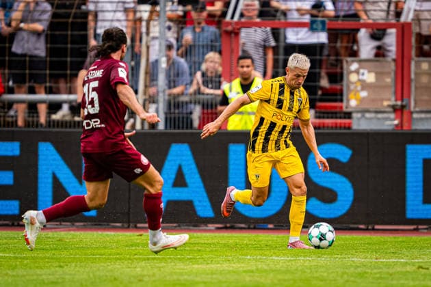 Lukas Scepanik, Alemannia Aachen, 07, in front of David Haider, SC Fortuna Cologne, 15, SC Fortuna Cologne vs. Alemannia Aachen, Soccer, 3rd Division, Matchday 2, 2026–2027 Season, August 15, 2026 DFB regulations prohibit any use of photographs as image sequences and or quasi-video SC Fortuna Cologne vs. Alemannia Aachen, soccer, 3rd Division, Matchday 2, 2026–2027 Season, August 15, 2026, Cologne Copyright: xEibner-Pressefoto J.xDerondeaux EP_JDU
