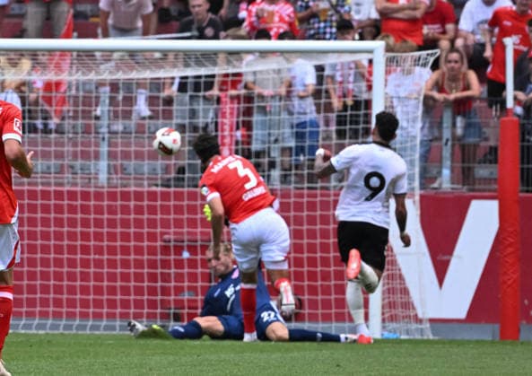 August 15, 2026, xsltx, Soccer Friendly Match, FSV Mainz 05 vs. AFC Bournemouth, Robin Zentner 1 FSV Mainz 05, Fabio Gruber 1 FSV Mainz 05, Evanilson AFC Bournemouth scores to make it 1–1. DFL and DFB regulations prohibit any use of photographs as image sequences and or quasi-video.