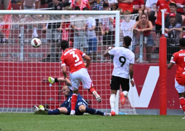 August 15, 2026, xsltx, Soccer Friendly Match, FSV Mainz 05 vs. AFC Bournemouth, Robin Zentner 1 FSV Mainz 05, Fabio Gruber 1 FSV Mainz 05, Evanilson AFC Bournemouth scores to make it 1–1. DFL and DFB regulations prohibit any use of photographs as image sequences and or quasi-video.