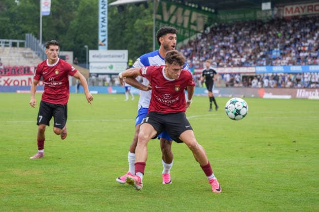 German Soccer, 3rd Division, Matchday 2, Hänsch Arena, SV Meppen vs. SG Sonnenhof Großaspach: Kasra Ghawilu (SV Meppen, 10) and Luca Damiano Molinari (SG Sonnenhof Großaspach, 21) Copyright: xMichelxWittex
