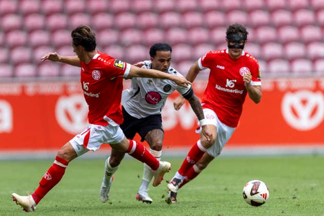 GER, Mainz, Soccer, Friendly Match, FSV Mainz 05 vs. AFC Bournemouth (pictured, from left): Justin Kluivert (AFC Bournemouth 19), Fabio Gruber (FSV Mainz 05 03), tackle on August 15, 2026, MEWA Arena, Mainz. DFL and DFB regulations prohibit any use of photographs as image sequences and or quasi-video, Copyright: HMBxMedia PaulxFritz