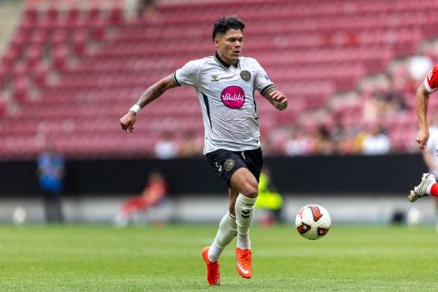 GER, Mainz, Soccer, Friendly Match, FSV Mainz 05 vs. AFC Bournemouth (pictured, from left: Evanilson, AFC Bournemouth 09), in action with the ball, August 15, 2026, MEWA Arena, Mainz. DFL and DFB regulations prohibit any use of photographs as image sequences and or quasi-video, Copyright: HMBxMedia PaulxFritz