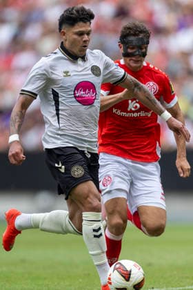 GER, Mainz, Soccer, Friendly Match, FSV Mainz 05 vs. AFC Bournemouth (pictured, from left): Evanilson (AFC Bournemouth 09), Fabio Gruber (FSV Mainz 05 03), tackle on August 15, 2026, MEWA Arena Mainz DFL DFB REGULATIONS PROHIBIT ANY USE OF PHOTOGRAPHS AS IMAGE SEQUENCES AND OR QUASI-VIDEO, Copyright: HMBxMedia PaulxFritz