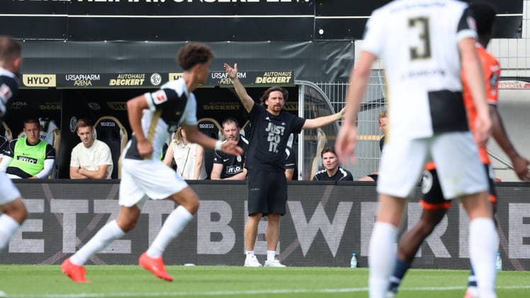 August 15, 2026, xrekx, Soccer Friendly Match, SV Elversberg vs. FC Lorient. Vincent Wagner, coach of SV 07 Elversberg, gives instructions, gesticulates with his arms, gesticulates DFL DFB REGULATIONS PROHIBIT ANY USE OF PHOTOGRAPHS as IMAGE SEQUENCES and or QUASI-VIDEO Elversberg