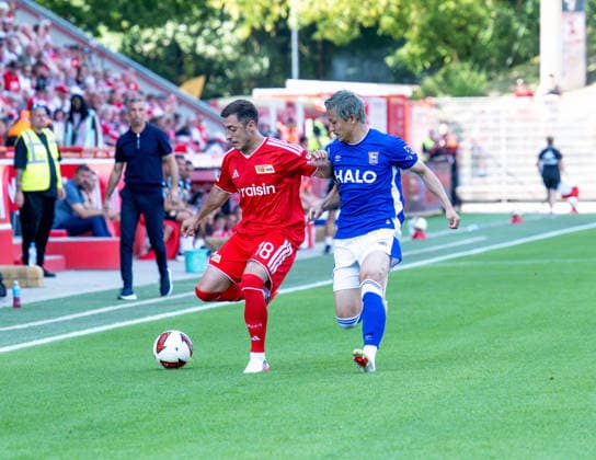 Soccer, Men s, 2026–2027 Season, Friendly Match, 1. FC Union Berlin vs. Ipswich Town, from left: Josip Juranovic (1. FC Union Berlin), Daizen Maeda (Ipswich), August 15, 2026, Copyright: xSebastianxRäppold MatthiasxKochx