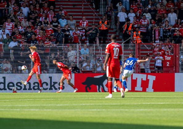 Soccer, Men s, 2026–2027 season, Friendly match, 1. FC Union Berlin vs. Ipswich Town, Dara O Shea of Ipswich scores the goal to make it 1–3 against Tom Rothe of 1. FC Union Berlin and Livan Burcu of 1. FC Union Berlin, August 15, 2026, Copyright: xSebastianxRäppold MatthiasxKochx