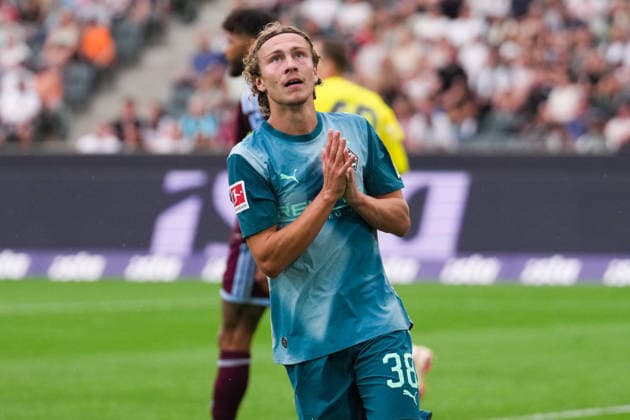 August 15, 2026, xydrx, Men s, Soccer, Season Opener, Borussia Mönchengladbach vs. Aston Villa, 2026–2027 Season, ista Borussia Park, Hugo Bolin, Borussia Mönchengladbach, 38, is frustrated over a missed opportunity. DFB regulations prohibit any use of photographs as image sequences and or quasi-video. Copyright: HMBxMedia YannisxDreimann