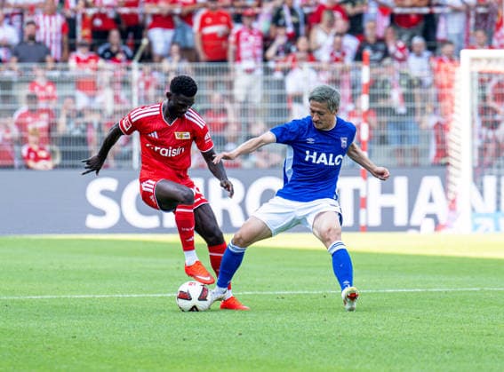 Soccer, Men s, 2026–2027 Season, Friendly Match, 1. FC Union Berlin vs. Ipswich Town, from left: Emmanuel Latte Lath (1. FC Union Berlin), Daizen Maeda (Ipswich), August 15, 2026, Copyright: xSebastianxRäppold MatthiasxKochx