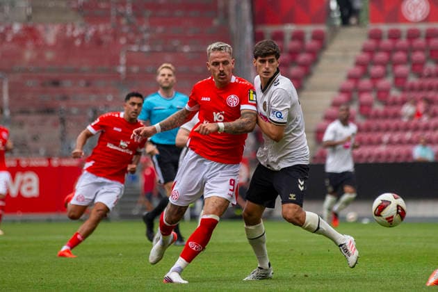 GER, Mainz, Soccer, Friendly Match, FSV Mainz 05 vs. AFC Bournemouth (Pictured, from left): Phillip Tietz (FSV Mainz 05, 09), Antonio Silva (AFC Bournemouth, 14), Tackle, August 15, 2026, MEWA Arena Mainz DFL DFB REGULATIONS PROHIBIT ANY USE OF PHOTOGRAPHS AS IMAGE SEQUENCES AND OR QUASI-VIDEO, Copyright: HMBxMedia PaulxFritz