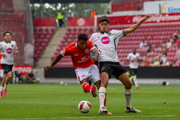 GER, Mainz, Soccer, Friendly Match, FSV Mainz 05 vs. AFC Bournemouth (pictured, from left: Ransford Koeningsdoerffer, FSV Mainz 05 11), Antonio Silva, AFC Bournemouth 14, tackle, August 15, 2026, MEWA Arena, Mainz. DFL and DFB regulations prohibit any use of photographs as image sequences and or quasi-video, Copyright: HMBxMedia PaulxFritz