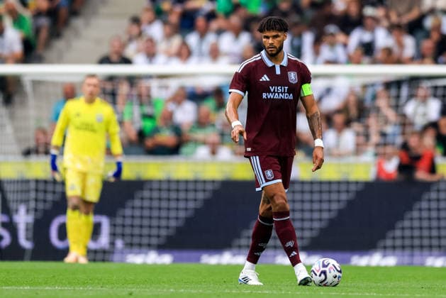 MOENCHENGLADBACH, GERMANY - AUGUST 15: Tyrone Mings of Aston Villa dribbles with the ball during the pre-season friendly match between Borussia Monchengladbach and Aston Villa at the ista-Borussia-Park on August 15, 2026 in Moenchengladbach, Germany.  Copyright: xRenexNijhuis MBxMediax