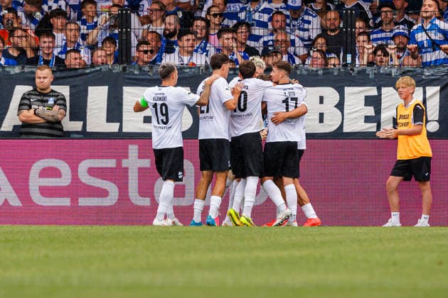 The SC Verl team celebrates Tim Heike s 1-0 goal. SC Verl, 25 GER, SC Verl vs. MSV Duisburg, soccer, 3rd Division, Matchday 2, 2026–2027 season, August 15, 2026 DFL regulations prohibit any use of photographs as image sequences and or quasi-video GER, SC Verl vs. MSV Duisburg, soccer, 3rd Division, Matchday 2, 2026–2027 season, August 15, 2026, Verl Copyright: xEibner-Pressefoto JanxRollingerx EP_JSK