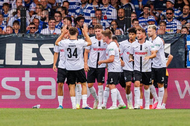 The SC Verl team celebrates Tim Heike s 1-0 goal. SC Verl, 25 GER, SC Verl vs. MSV Duisburg, soccer, 3rd Division, Matchday 2, 2026–2027 season, August 15, 2026 DFL regulations prohibit any use of photographs as image sequences and or quasi-video GER, SC Verl vs. MSV Duisburg, soccer, 3rd Division, Matchday 2, 2026–2027 season, August 15, 2026, Verl Copyright: xEibner-Pressefoto JanxRollingerx EP_JSK