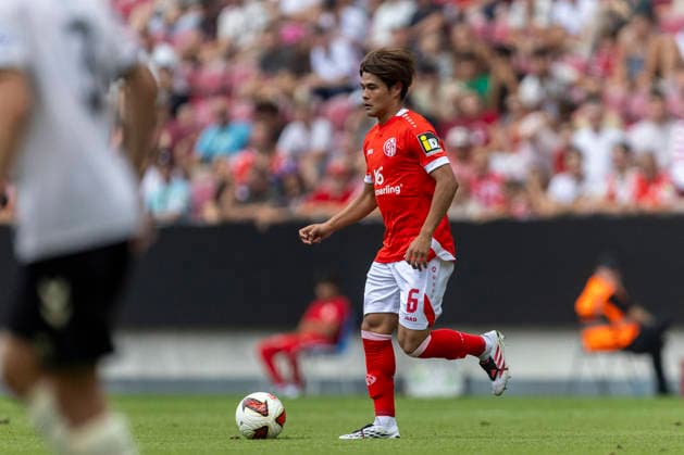 GER, Mainz, Soccer, Friendly Match, FSV Mainz 05 vs. AFC Bournemouth (pictured, from left: Kaishu Sano, FSV Mainz 05 06), in action with the ball, August 15, 2026, MEWA Arena Mainz DFL DFB REGULATIONS PROHIBIT ANY USE OF PHOTOGRAPHS AS IMAGE SEQUENCES AND OR QUASI-VIDEO, Copyright: HMBxMedia PaulxFritz